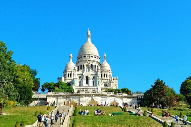 Montmartre Hill French Gourmet Food and Wine Tasting Walking Tour - Picasso’s footsteps, the Wall of Love, and Place du Tertre’s artist energy