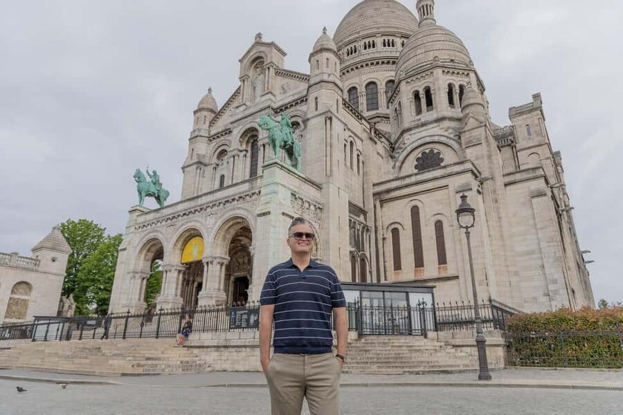 Montmartre Sacre Coeur area photoshoot by Paris photographer - Price and value: $39 per person for a private Montmartre session