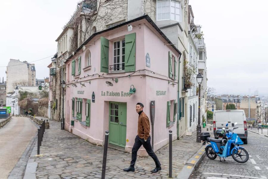Montmartre Sacre Coeur area photoshoot by Paris photographer - Who should book this photoshoot in the Montmartre Sacre Coeur area