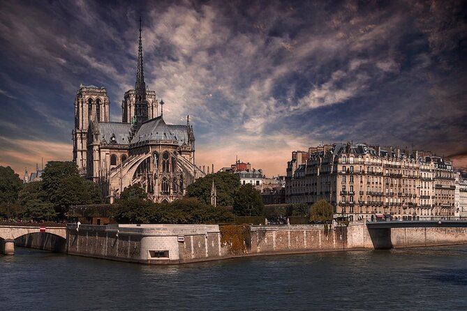 Notre Dame Guided Tour with Scheduled Group Access Option - Guides you will hear praised: Claudia, Anais, and Moe