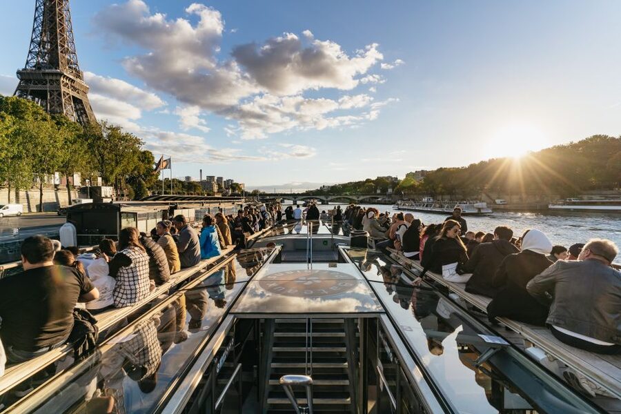 Paris: 1-Hour Sightseeing Cruise and 3-Course Bistro Dinner - Meeting at Pontoon 2 and Choosing Your Order
