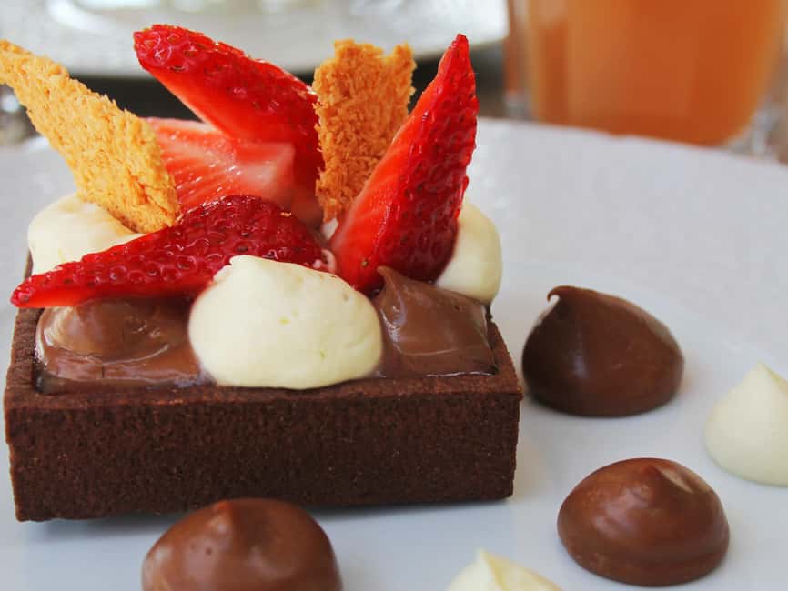 Paris: 1-Hour Sightseeing Cruise and 3-Course Bistro Dinner - The One-Hour Seine Cruise: Comfortable Boat, Big Views