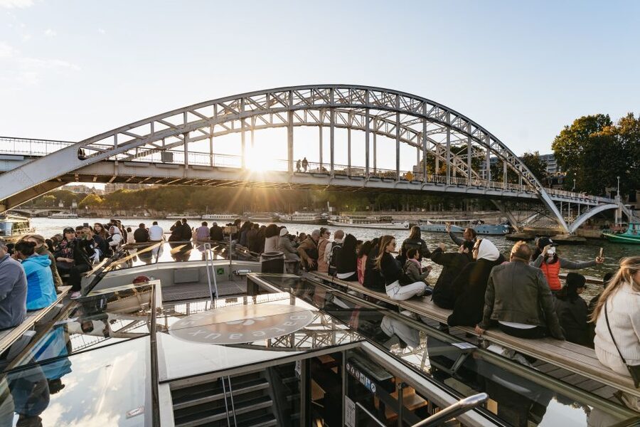 Paris: 1-Hour Sightseeing Cruise and 3-Course Bistro Dinner - Commentary on the Water: 11 Languages on Your Phone