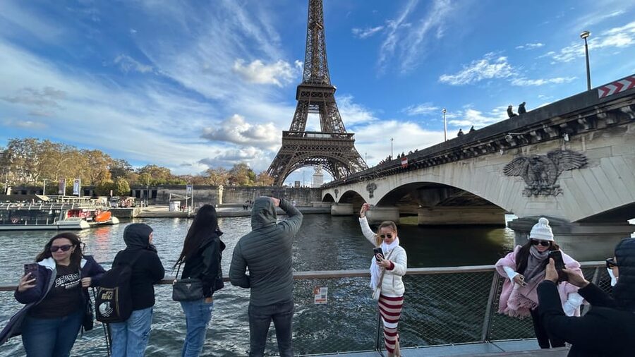 Paris: 1-Hour Sightseeing Cruise and 3-Course Bistro Dinner - Bistro Parisien Dinner: 3 Courses and One Included Drink