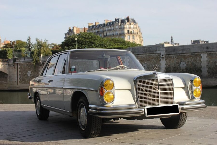 Paris: 2.5-Hour Guided Vintage Car Tour and Wine Tasting - Eiffel Tower and the big-city symmetry you want on a photo stop