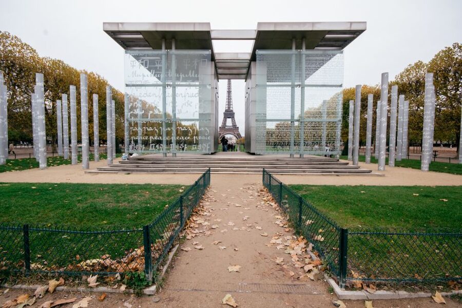 Paris: 2.5-Hour Private City Highlights Kickstart Tour - Louvre Museum exterior and Tuileries Gardens to Place de la Concorde