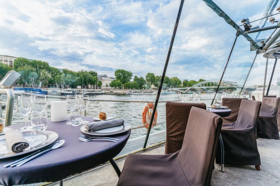 Paris: 3-Course-Dinner Cruise on the Seine with live music - Seine at night, dinner at speed you can actually enjoy