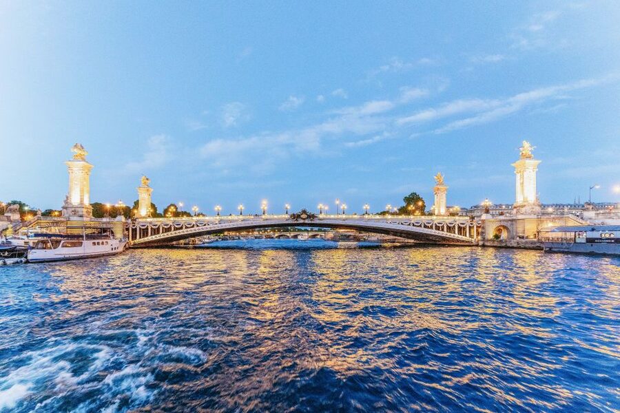 Paris: 3-Course-Dinner Cruise on the Seine with live music - Service levels and seating: choose based on what you want to see
