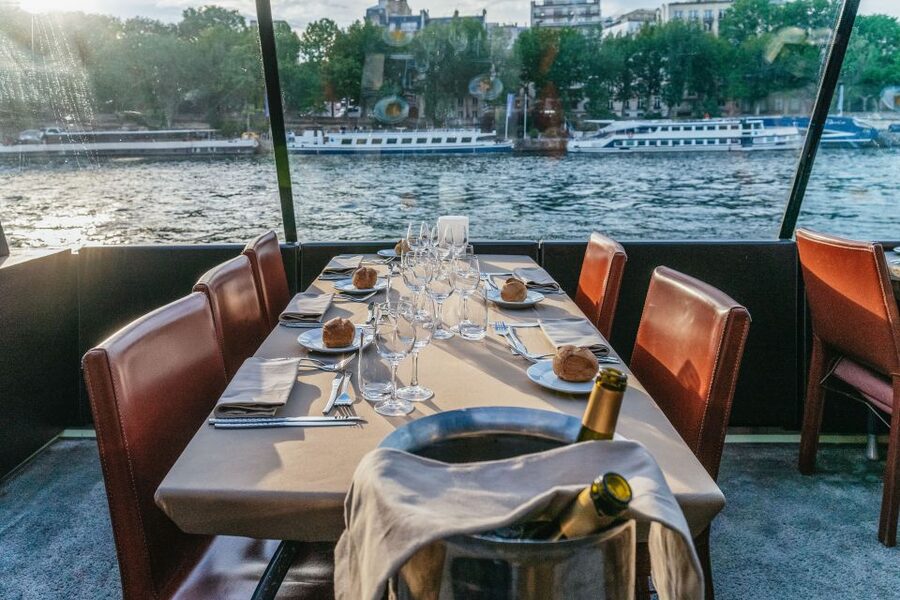 Paris: 3-Course-Dinner Cruise on the Seine with live music - Live singer: calm background or full entertainment?