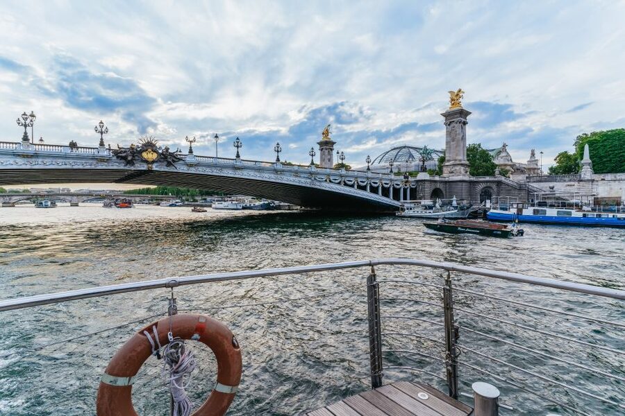 Paris: 3-Course-Dinner Cruise on the Seine with live music - What weather does to the experience, and how to plan around it