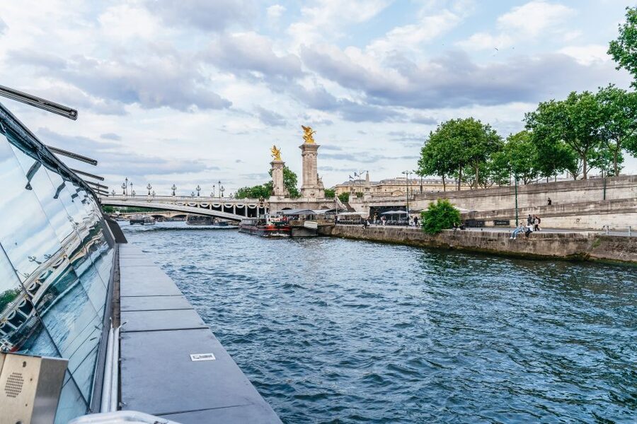 Paris: 3-Course-Dinner Cruise on the Seine with live music - Who this cruise is best for