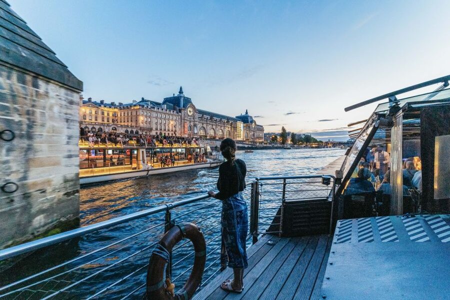 Paris: 3-Course-Dinner Cruise on the Seine with live music - Where you board near the Eiffel Tower, and why that matters