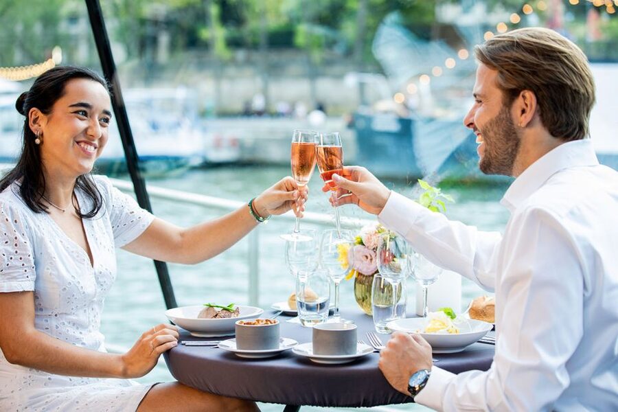 Paris: 3-Course-Dinner Cruise with Wine on the Seine River - Dinner, wine, and pacing: what the 3-course meal really means on a cruise