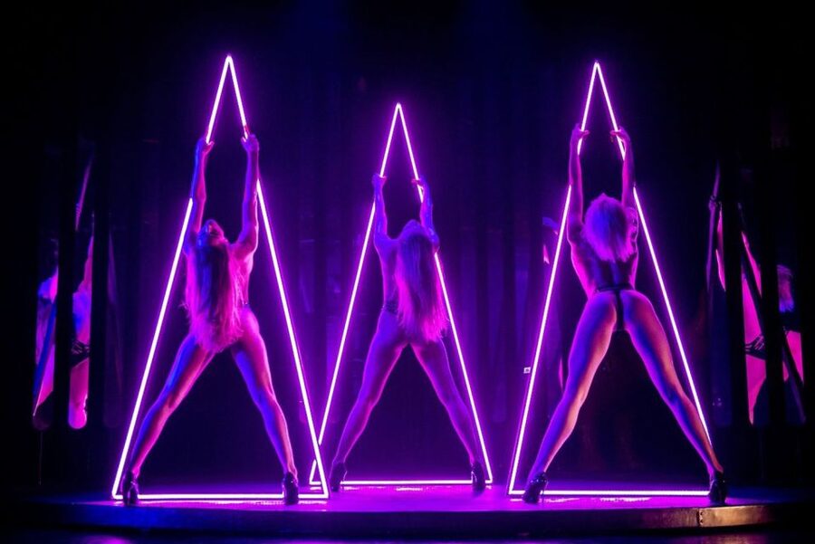 Paris: 3-Course Dinner & Show at Paradis Latin Cabaret - Dinner Before the Show: How the Room Becomes Part of the Act
