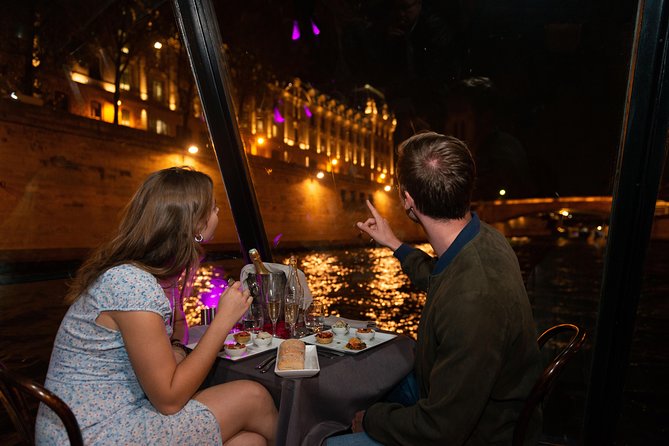 Paris 3-Course Gourmet Dinner and Sightseeing Seine River Cruise - Entertainment and the tone of the evening