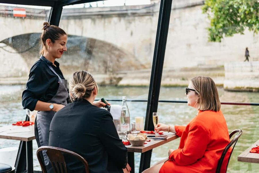 Paris : 3-Course Gourmet Dinner Cruise on Seine River - Who this Seine dinner cruise is perfect for
