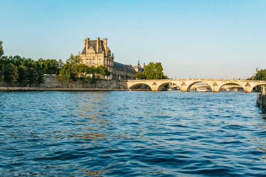 Paris : 3-Course Gourmet Dinner Cruise on Seine River - Where to meet at Port de Solférino, and how the boat setup affects your view