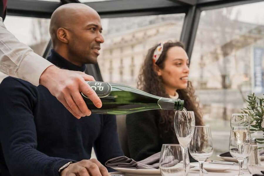 Paris: 4-Course Dinner Cruise on Seine River with Live Music - Who should book this Seine dinner cruise?