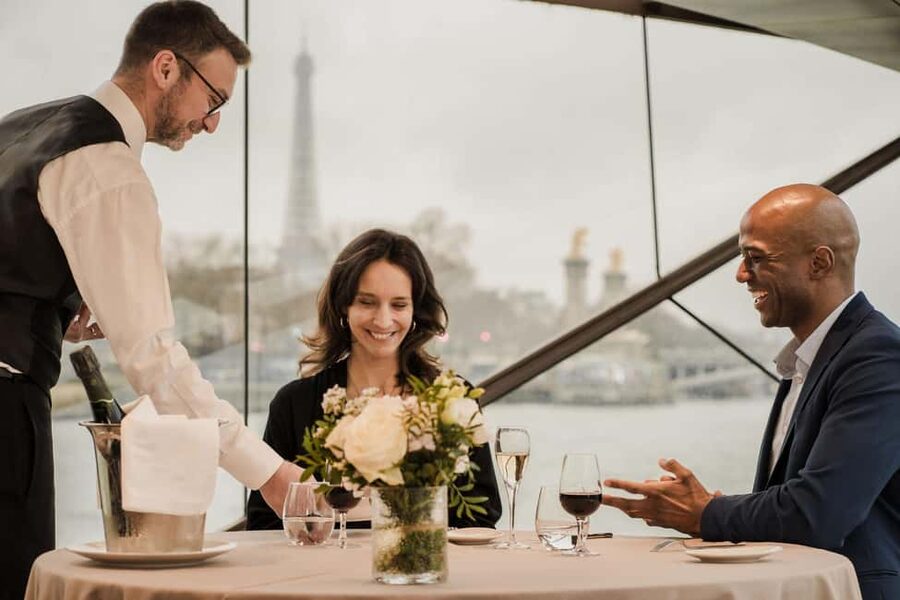 Paris: 4-Course Dinner Cruise on Seine River with Live Music - Meeting at Port de la Conférence, then settling in for the aperitif