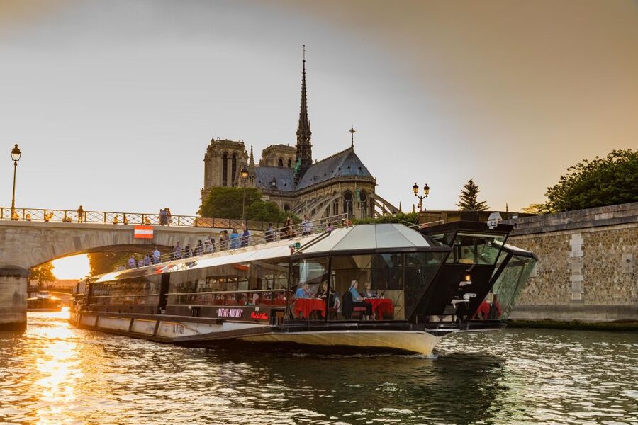 Paris: 4-Course Dinner Cruise on Seine River with Live Music - Piano and violin with your French courses
