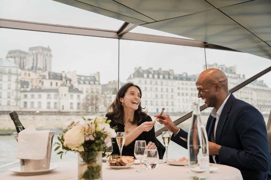 Paris: 4-Course Dinner Cruise on Seine River with Live Music - Wine and the practical reality of drinks