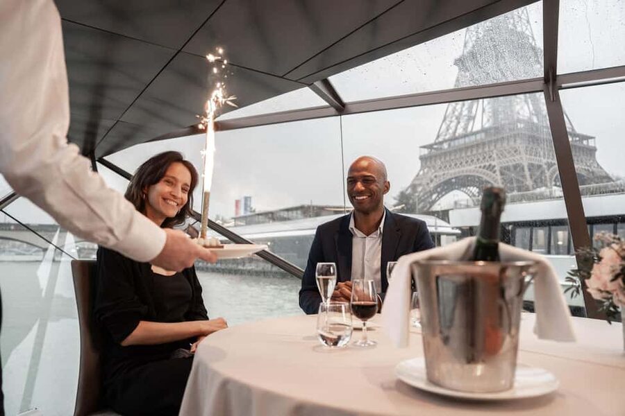 Paris: 4-Course Dinner Cruise on Seine River with Live Music - Window seats, upper deck breaks, and the photo setup