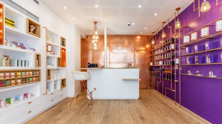 Paris 6 : Private Perfume Workshop 2 Hours - Inside the private room: daylight, champagne, and why it changes the way you pick notes