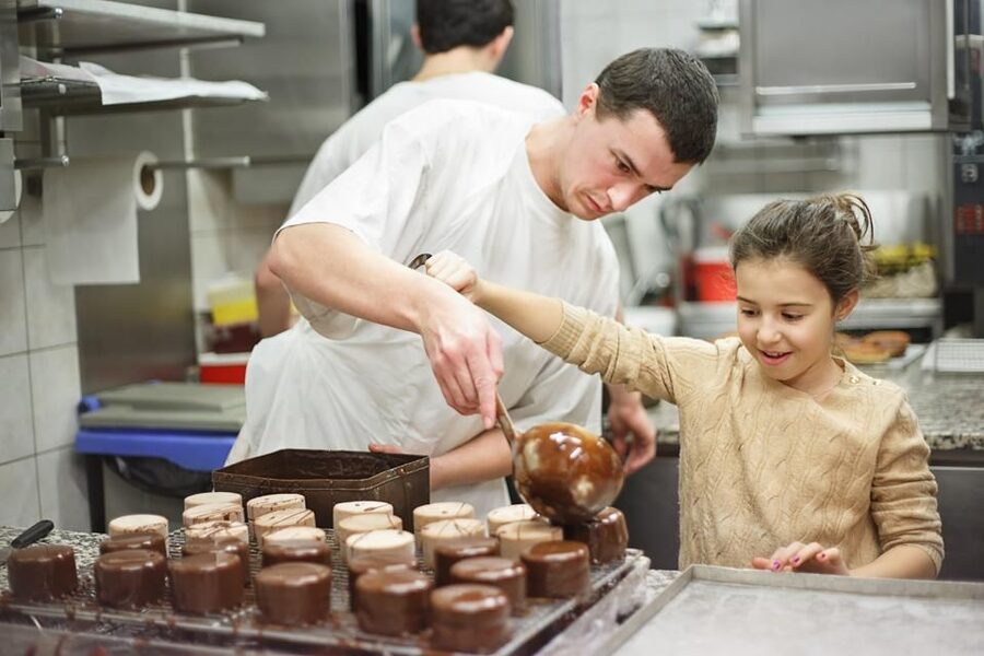 Paris: Behind the Scenes Bakery Tour with Breakfast - Guides, participation, and the value of a small group