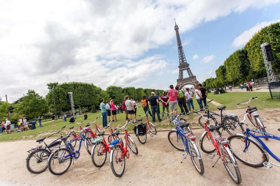 Paris Bike Tour: Eiffel Tower, Place de la Concorde & More - Eiffel Tower Stop: Big Views, Short Breaks, Strong Odds for Photos