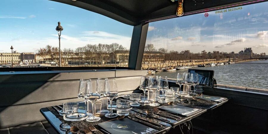 Paris: Bus Toqué Tour with 5-Course Dinner and Champagne - Night Route Highlights: Eiffel Tower Sparks, Louvre Photos, and the Champs-Elysées Finish