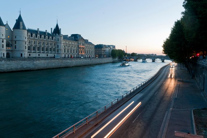 Paris by Night Walking Tour: Ghosts, Mysteries and Legends - Palais de Justice and the guillotine in front of crowds