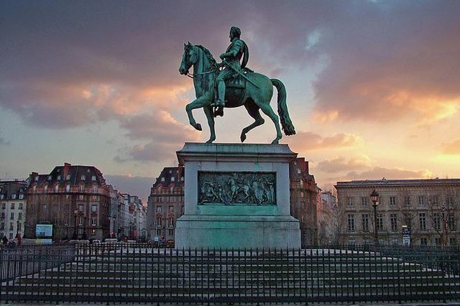 Paris by Night Walking Tour: Ghosts, Mysteries and Legends - Square du Vert Galant and the burning of the Templars