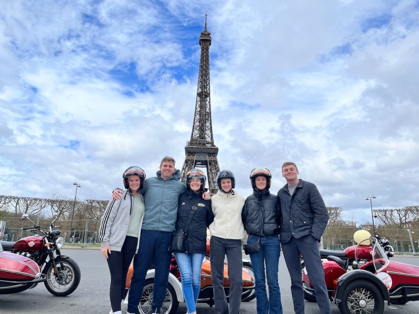 Paris by sidecar 1HR Tour - The sidecar ride comfort kit: helmets, blankets, gloves, ponchos