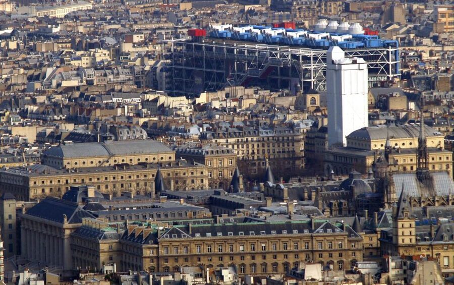 Paris: Centre Pompidou Skip-the-Line Guided Museum Tour - Meeting by the blue parking sign, then getting moving fast