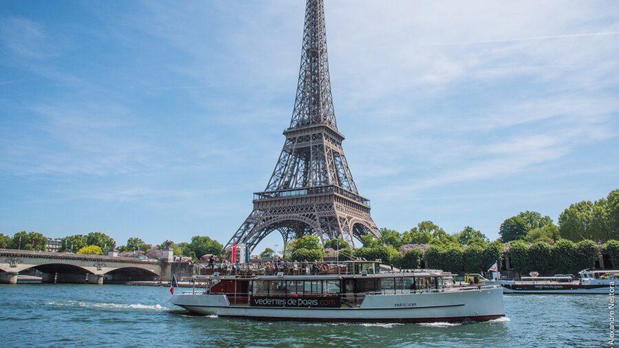 Paris: Champagne Tasting Cruise Departure from Eiffel Tower - The 1-Hour Cruise View: From Ile de la Cité to the Eiffel Tower Lights