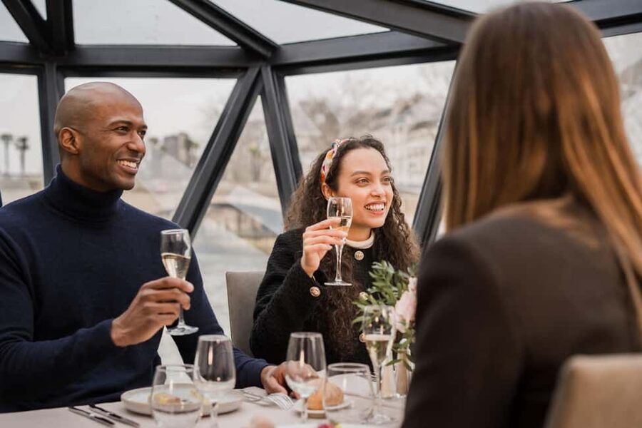 Paris : Christmas Special Lunch Cruise on the Seine River - First minutes on board, reception to aperitif