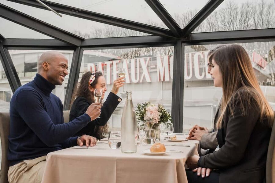 Paris : Christmas Special Lunch Cruise on the Seine River - The Seine route toward Île de la Cité and the view strategy