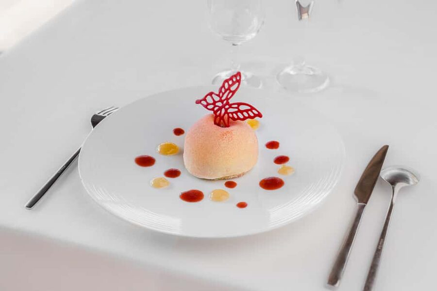 Paris : Christmas Special Lunch Cruise on the Seine River - How the lunch works, course pacing, wine, and what you really get