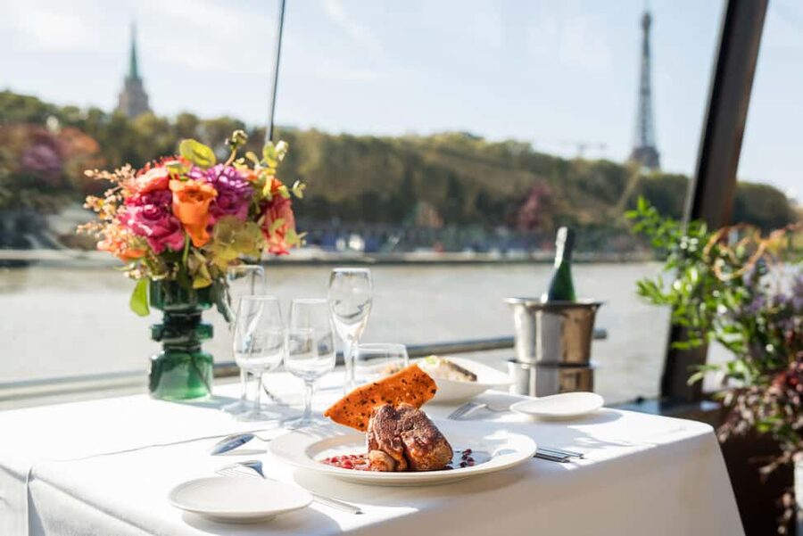 Paris : Christmas Special Lunch Cruise on the Seine River - Price and value, what $147 buys you in December