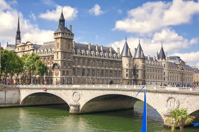 Paris City Center Free Walking Tour (Tip-Based) - Stop 1: Île de la Cité, the real center of Paris