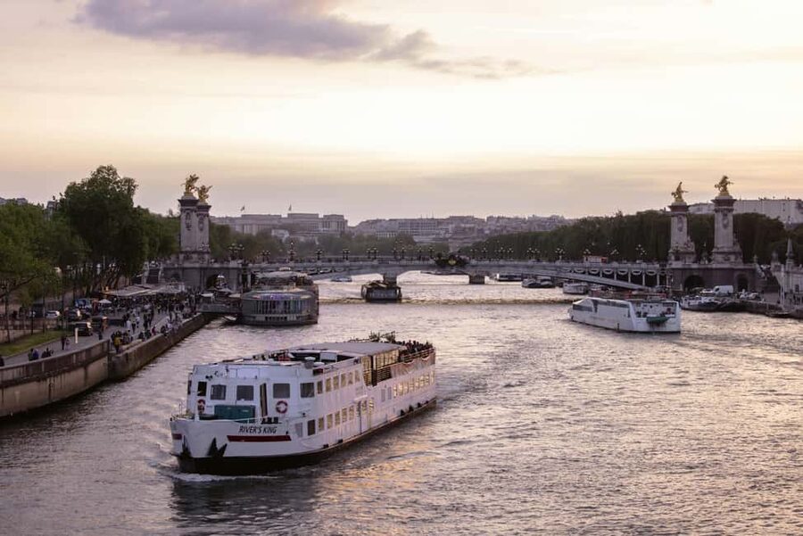 Paris: City of Lights Walk + Seine River Cruise - Watch-outs from real-world experiences, and how to protect yourself