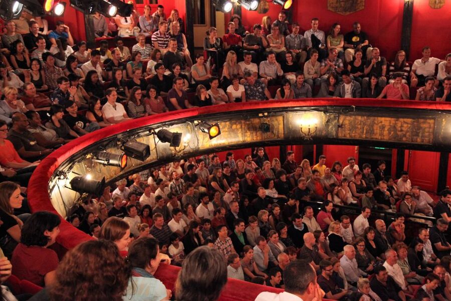 Paris: Comedy Show in English - How to Become a Parisian - The practical extras: picture with the comedian and what to plan for