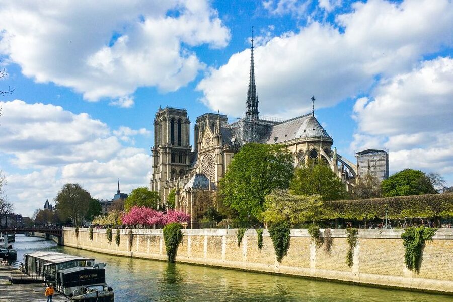 Paris: Day or Sunset Cruise with Drink, Ice Cream or Dessert - Audio guide and Wi-Fi: how to get the most out of the “pass by”