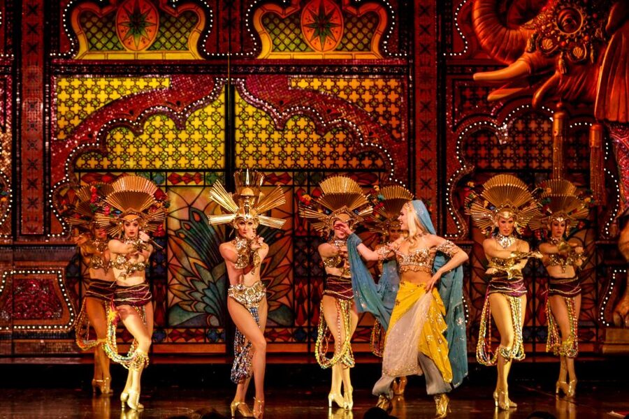 Paris: Dinner Show at the Moulin Rouge - Dinner to show timing: how the evening usually runs
