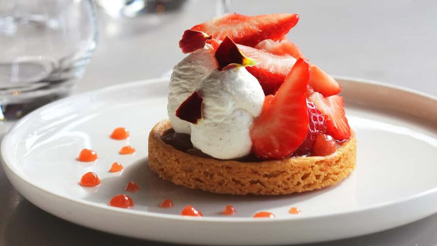 Paris: Early Dinner at Madame Brasserie in the Eiffel Tower - Drinks are included, so you can plan your evening faster