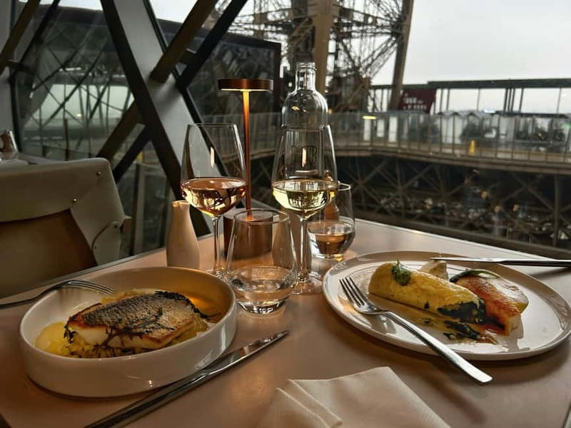 Paris: Early Dinner at Madame Brasserie in the Eiffel Tower - What seating really means: Cœur Brasserie vs Seine View