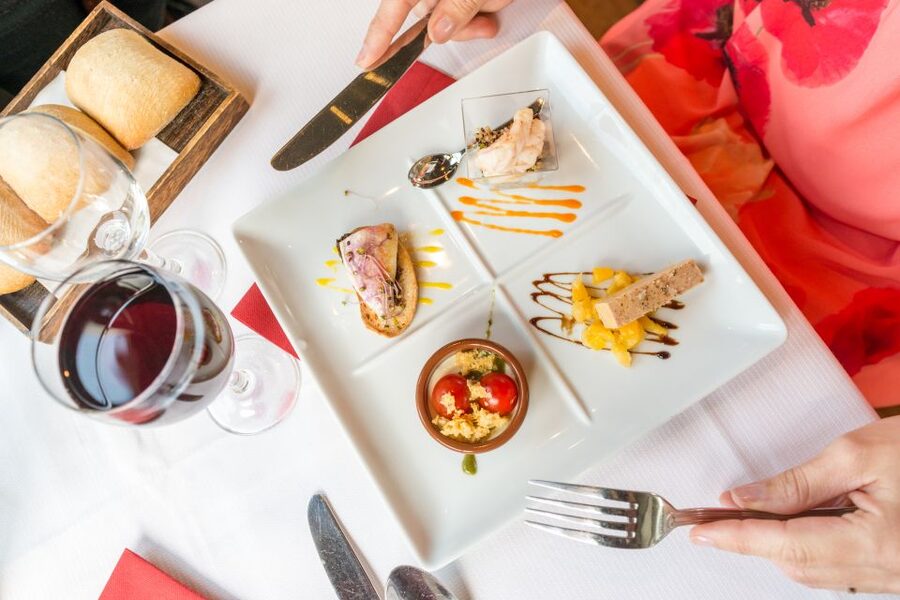 Paris: Early Evening Dinner Cruise on the River Seine - Drinks and add-ons: where the cost can rise