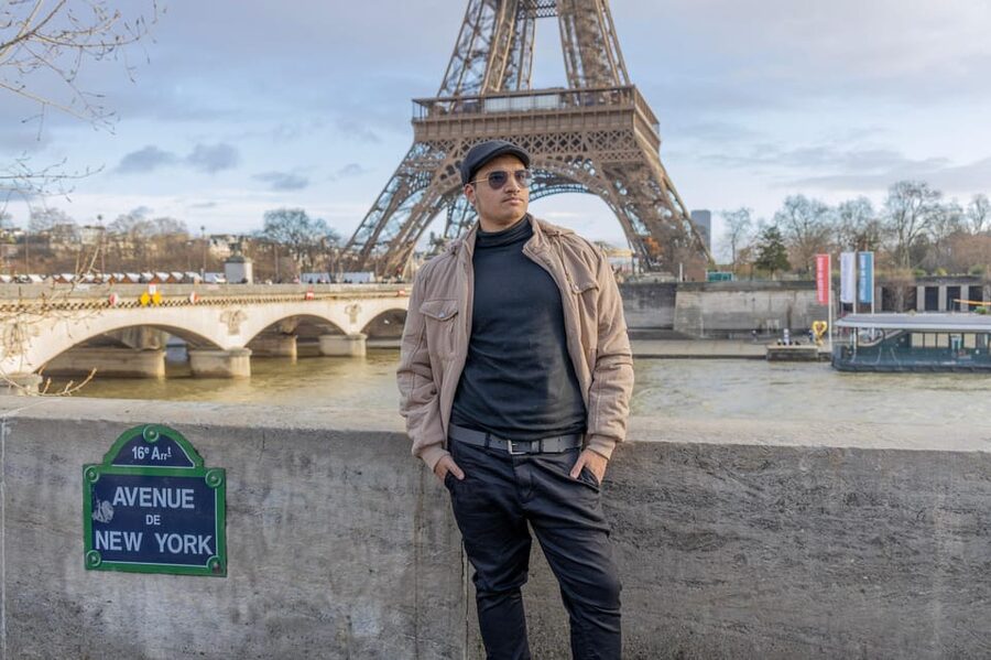 Paris: Eiffel Area Private Photoshoot - The Seine River photo stop: turning “look at the camera” into real moments