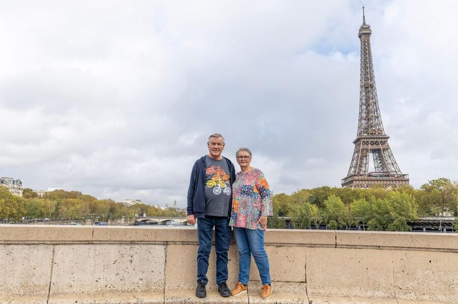 Paris: Eiffel Area Private Photoshoot - Languages and comfort: why Syed’s approach can help you relax