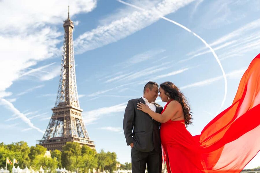 Paris: Eiffel Tower Glamor Photoshoot with Dress Options - Who this fits best in Paris